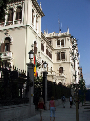 Egy nagykövetségi épület - Building of an embassy