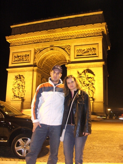 Viki&Peti in front of the Arc the Triomphe