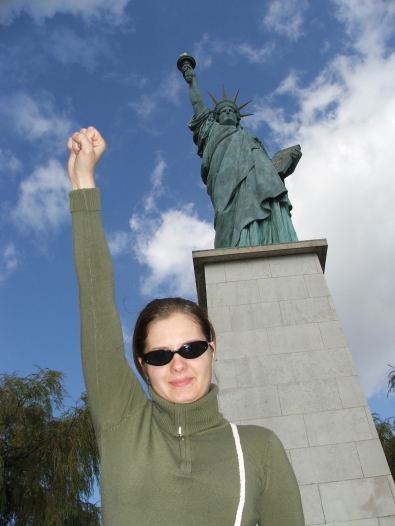 Viki and the Statue of Liberty in NewYork ooor in Paris? ;))